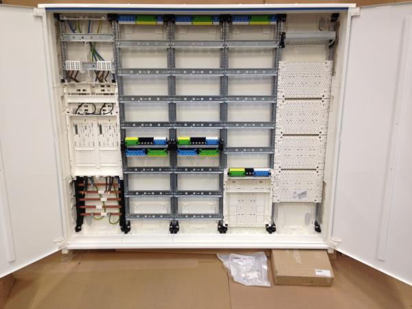 Hager Zählerschrank 2x eHZ Zählerfeld + 2x Verteilerfeld 7-reihig + 1x Verteilerfeld 5-reihig 1100mm mit APZ-Raum + Multimediafeld 1-reihig ZB35S (inkl. Datenschnittstelle und RJ45-Buchse)